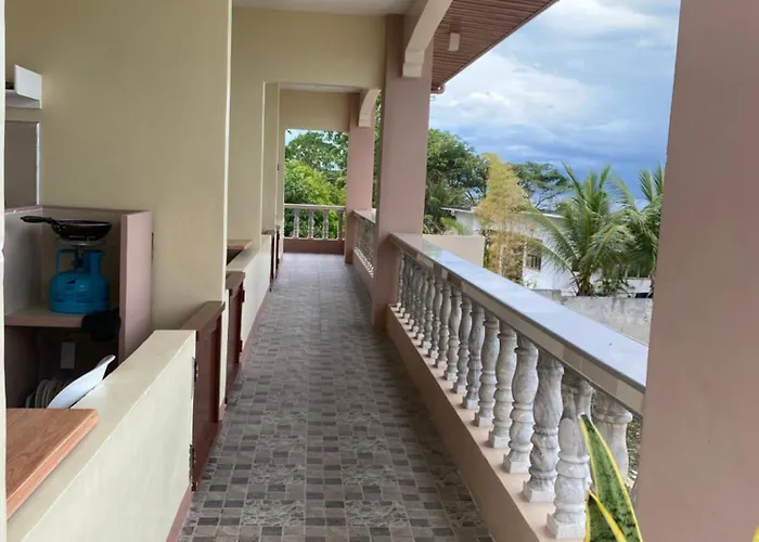 Kellocks' Seaview Apartelle イン 2*